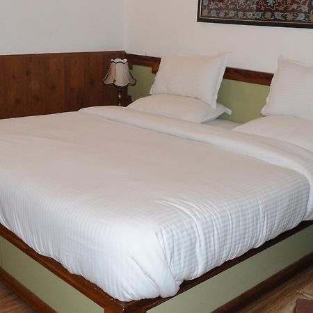 Standard Hotel And Resturant Srīnagar Kültér fotó
