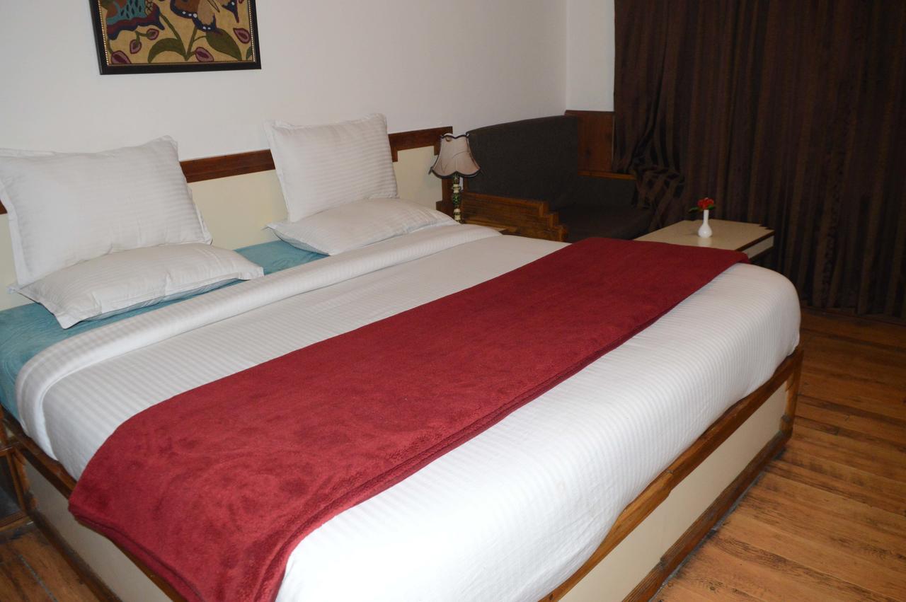 Standard Hotel And Resturant Srīnagar Kültér fotó