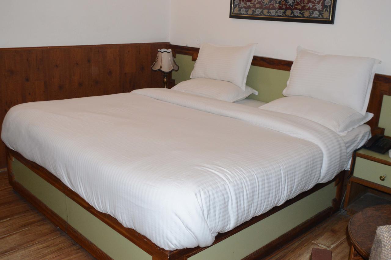 Standard Hotel And Resturant Srīnagar Kültér fotó