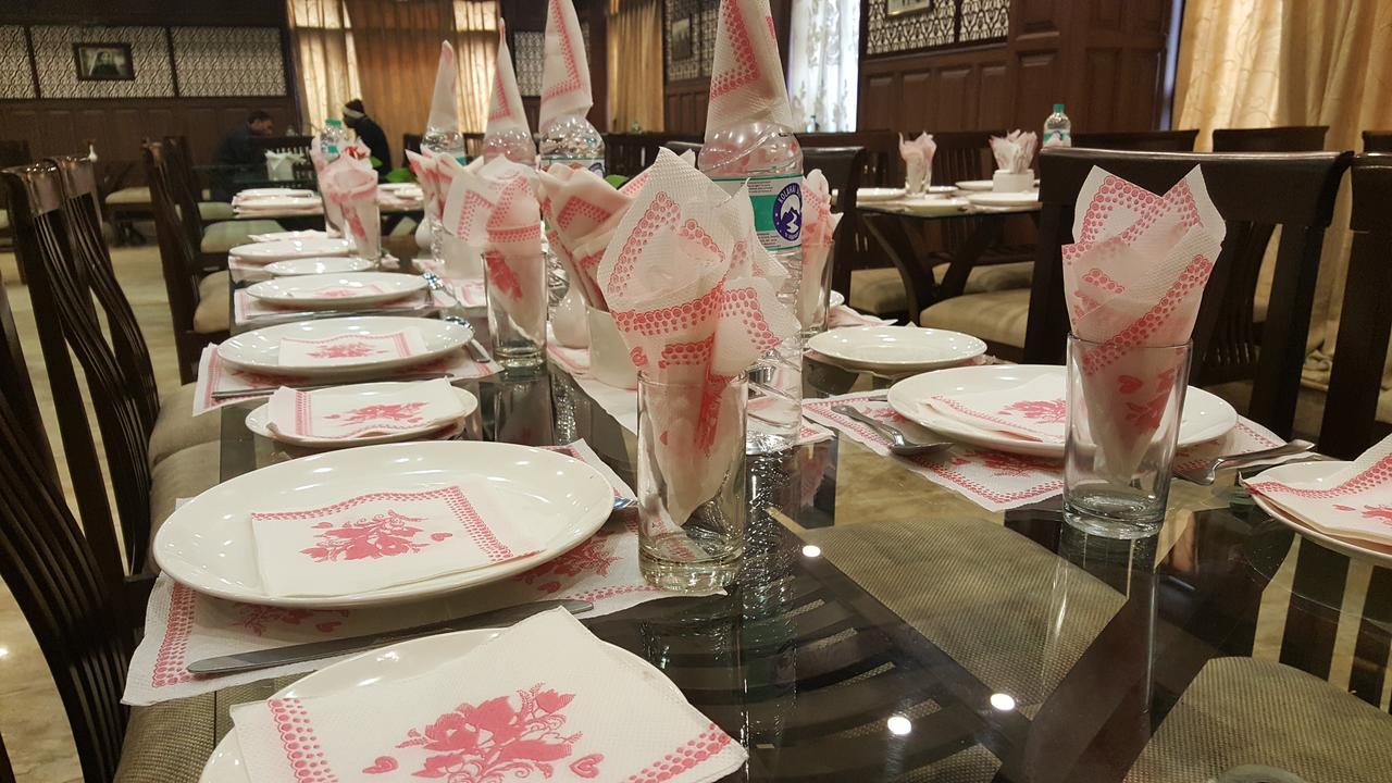 Standard Hotel And Resturant Srīnagar Kültér fotó