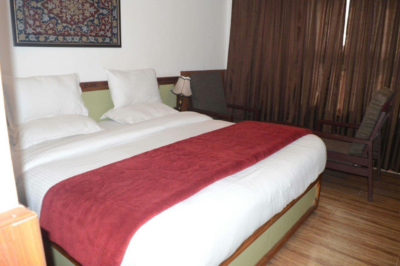 Standard Hotel And Resturant Srīnagar Kültér fotó