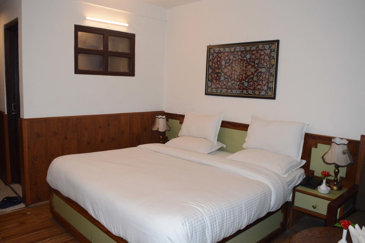 Standard Hotel And Resturant Srīnagar Kültér fotó