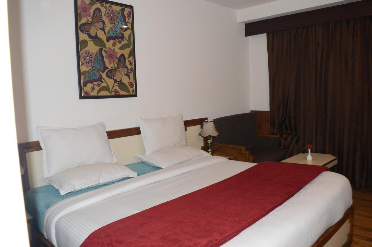 Standard Hotel And Resturant Srīnagar Kültér fotó